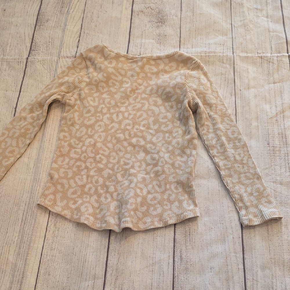 Old Navy Cream Leopard Print Long Sleeve Tee - Picture 4 of 4
